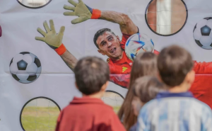Pantalla gigante, figuritas y premios: así se vive el Mundial en Chimbas