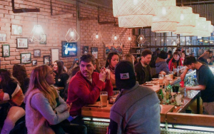 Los bares se llenaron por el Día del Amigo, pero la crisis sigue golpeando
