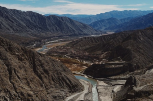 El Tambolar se prepara para recibir una posible crecida del río