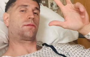 Susto con Dibu Martínez: golpe en la cabeza, hospital y operación en la Premier