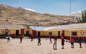 El otro problema de las lluvias: escuelas donde un camino puede cortar hasta el agua